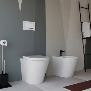Sanitari filomuro con copriwc Soft-Close in ceramica bianco